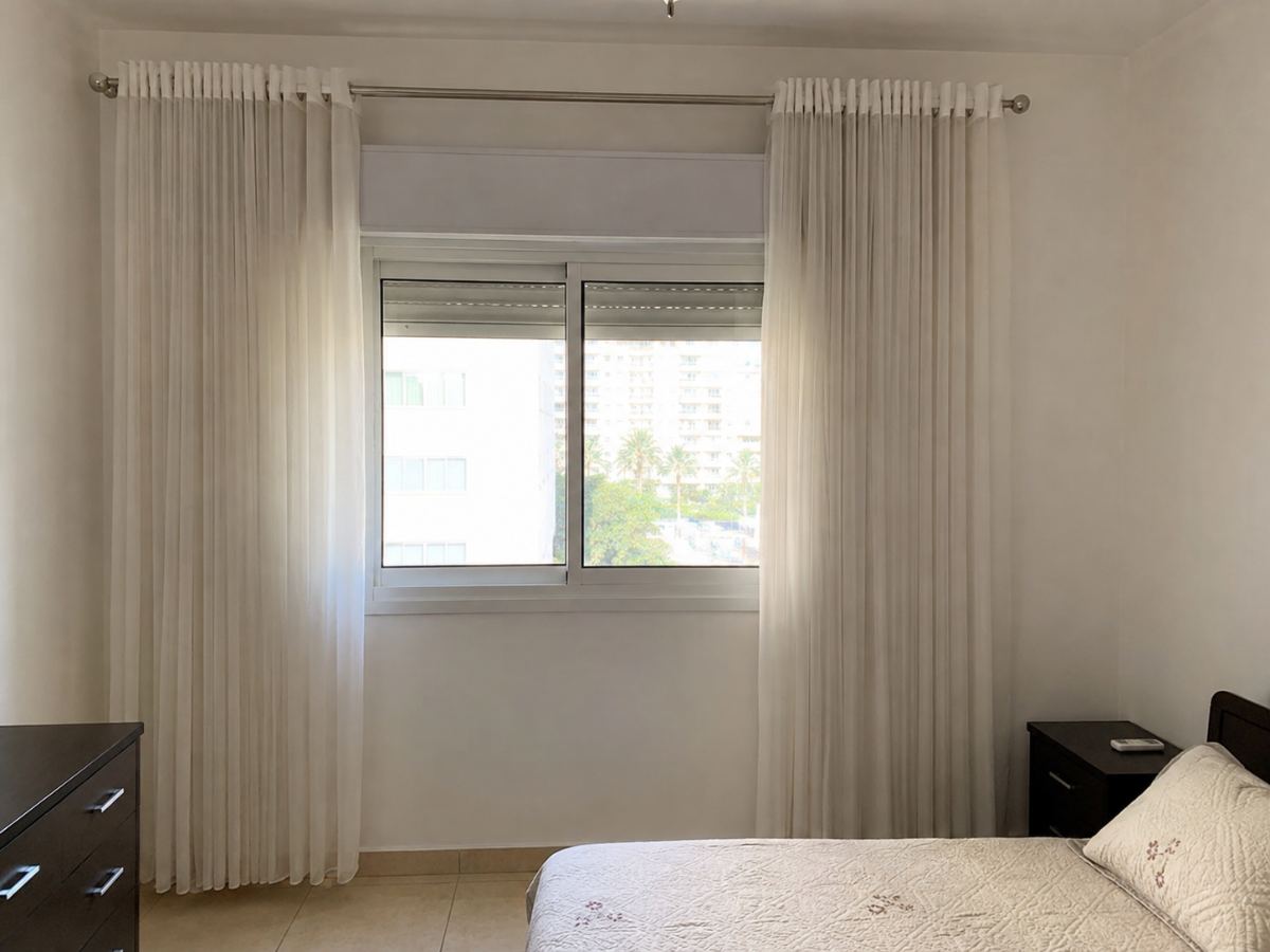 מסילת וילון מותקנת קרוב לתקרה, והווילון יורד עד סמוך לרצפה